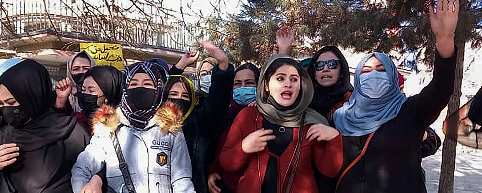 Taliban'ın Yüksek Eğitim Bakanlığı'nın tüm devlet ve özel üniversitelere kadınların eğitime katılımını yasakladığını bildirmesi sonrası Afgan başkenti Kabil'de bir grup kadın protesto düzenledi.  - Sputnik Türkiye, 1920, 24.12.2022