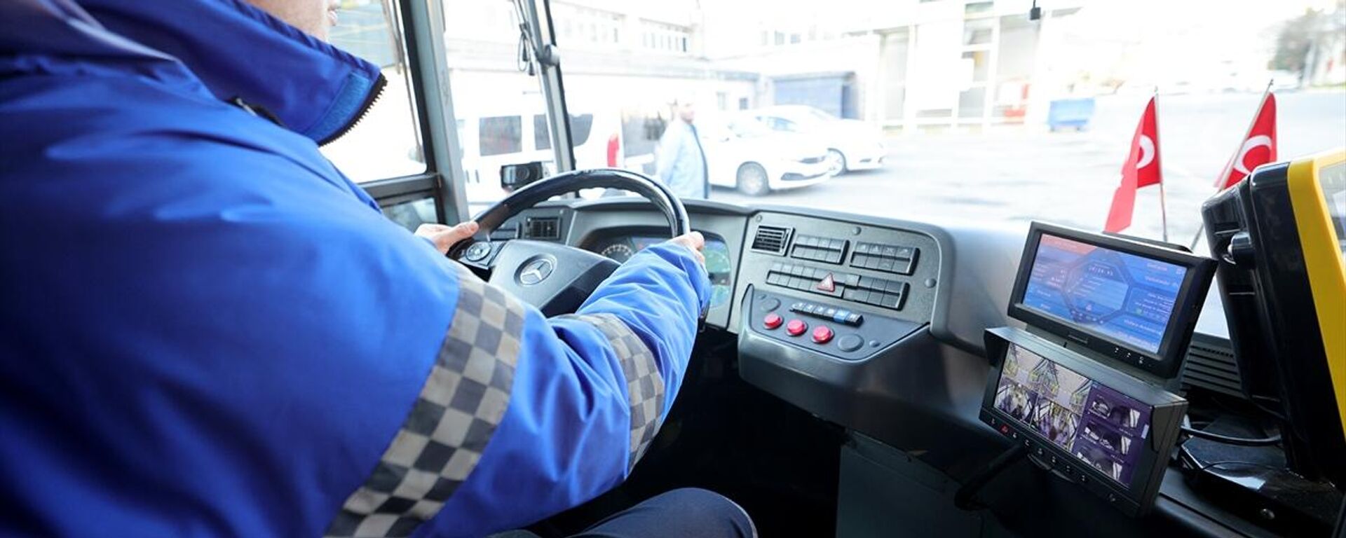 İstanbul Elektrik Tramvay ve Tünel İşletmeleri (İETT), şoförün uykusuzluk, yorgunluk ve dikkat dağınıklığı gibi durumlarını anlık tespit edebilen akıllı yazılımı tanıttı. Dijital dönüşüm kapsamında İETT Kağıthane Garajı'nda tanıtılan, sesli uyarı veren cihazla şoförün duygu durum analizi, uykusuzluk, yorgunluk ile dikkat dağınıklığı durum tespiti yapılarak, olası kazaların önüne geçilmesine katkı sağlanması hedefleniyor.
 - Sputnik Türkiye, 1920, 23.12.2022