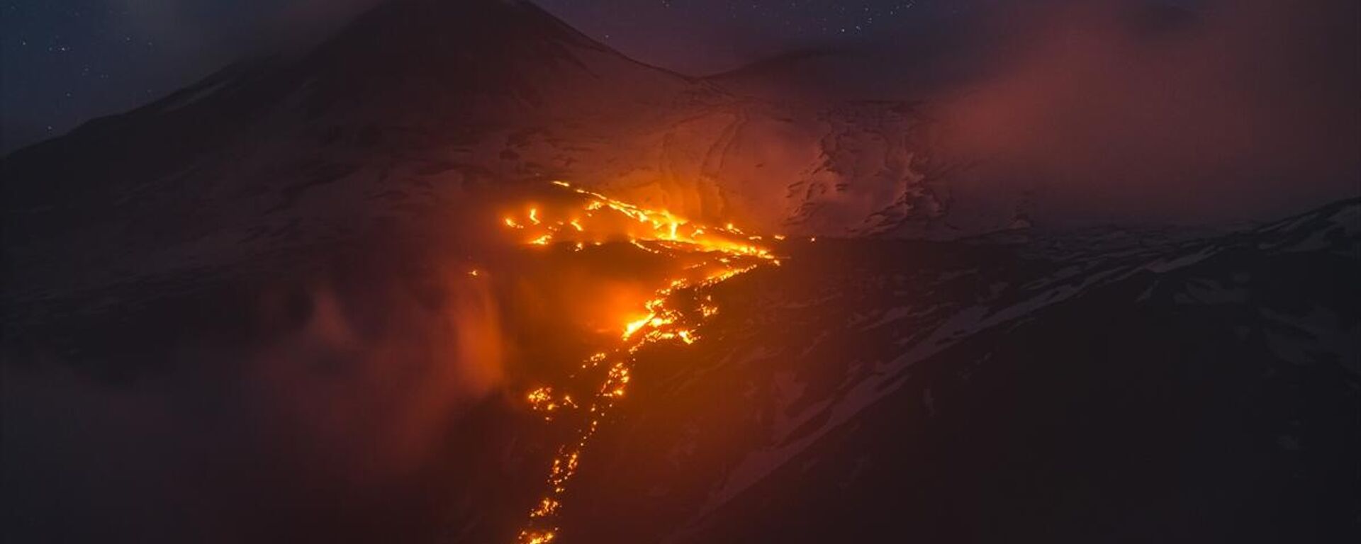 İtalya'nın güneyindeki aktif yanardağlardan Etna'da volkanik faaliyetler meydana geldi. Sicilya adasında 3 bin 326 metre yüksekliğindeki yanardağ, patlamayla birlikte kül ve lav püskürttü. - Sputnik Türkiye, 1920, 09.02.2024