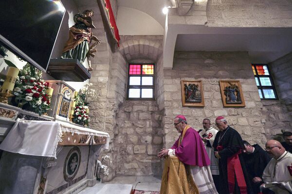 Kudüs Latin Patriği Başpiskopos Pierbattista Pizzaballa da Doğuş Kilisesi&#x27;nde düzenlenen Noel ayinini yönetti.   - Sputnik Türkiye
