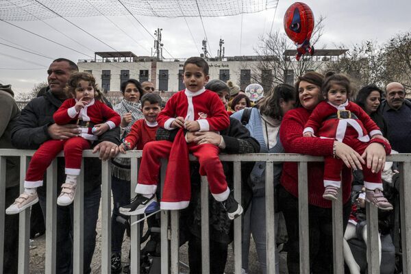 Kutlamalar kapsamında Noel baba kostümü giyen bir kişi, vatandaşları selamladı. - Sputnik Türkiye