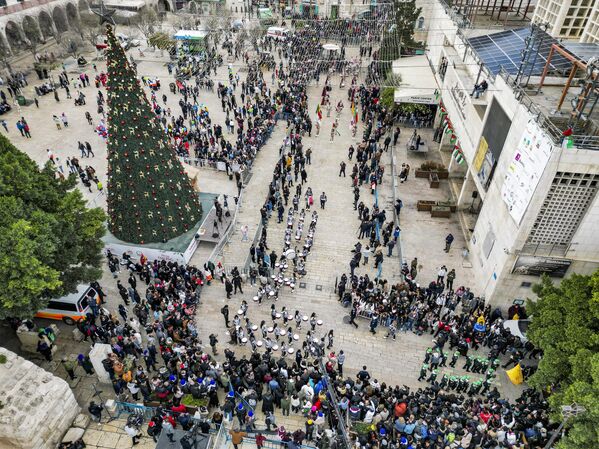 Hristiyan din adamlarının da katıldığı kilise çevresindeki kutlamalarda Filistinli bando takımları geçit töreni düzenledi. - Sputnik Türkiye