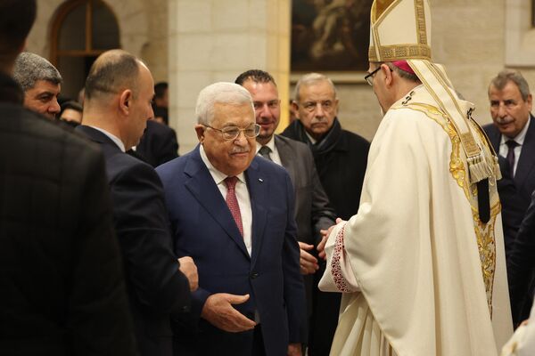 Filistin Devlet Başkanı Mahmud Abbas ve Filistin Başbakanı Muhammed Iştiyye başta olmak üzere siyasi ve dini liderlerin katılımıyla kilisede bu gece yarısı bir ayin düzenlendi. - Sputnik Türkiye