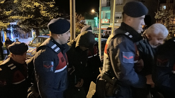 Samsun'un Kavak ve Asarcık ilçelerinde jandarma ekiplerince düzenlenen operasyonda, aralarında muhtarların ve kamu görevlilerinin de bulunduğu 19 kişi gözaltına alındı. - Sputnik Türkiye