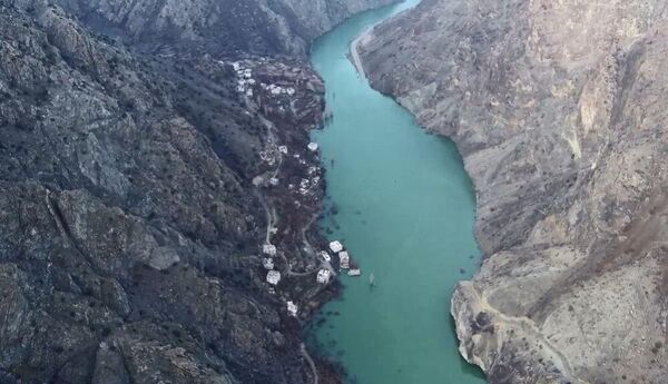 Artvin'in Yusufeli ilçesinde Çoruh nehri üzerinde yapımı tamamlandığında kemer baraj sınıfında 275 metreyle Türkiye'nin birinci, dünyanın beşinci en yüksek barajı olan Yusufeli Barajı, 22 Kasım tarihinde su tutmaya başladı.  - Sputnik Türkiye