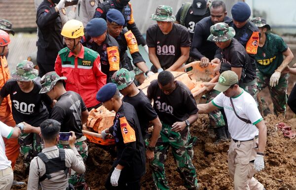 Endonezya&#x27;nın Batı Java eyaletindeki Cianjur bölgesinde 20 Kasım’da meydana gelen 5.6 büyüklüğündeki deprem büyük bir yıkıma yol açtı. Endonezya Ulusal Afet Ajansı tarafından yapılan açıklamada, depremde 321 kişinin hayatını kaybettiği belirtildi. Toplam 73 bin 874 kişinin etkilendiği depremde, 62 bin 628 ev yıkıldı. - Sputnik Türkiye