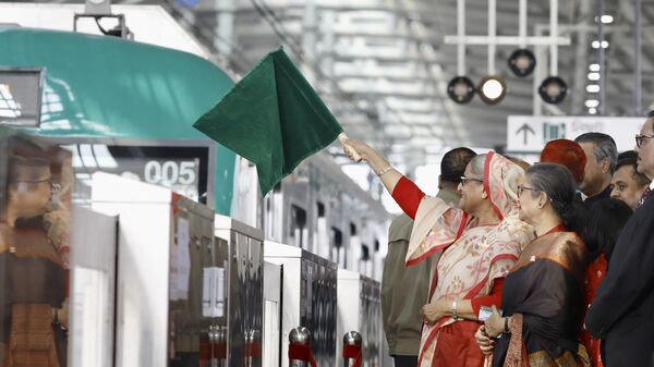  Bangladeş'in başkenti Dakka'da ilk metro hattının açılışını yapan Başbakan Şeyh Hasina - Sputnik Türkiye