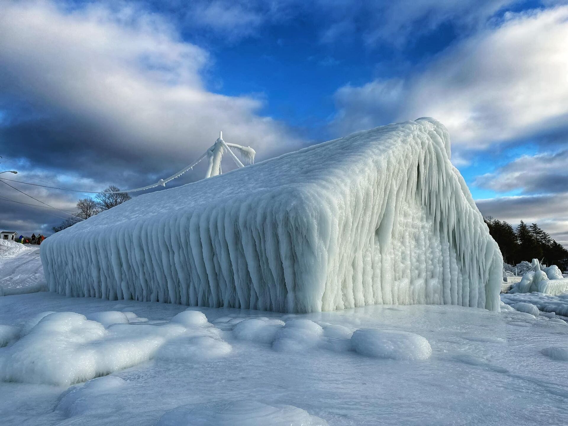 ABD'de etkili olan kar fırtınasının ardından Wisconsin eyaletindeki Gills Rock kasabasında bir iskele ve dükkan buz tuttu. - Sputnik Türkiye, 1920, 28.12.2022