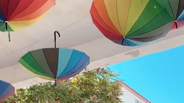 Süs için asılan şemsiyeler 'LGBT propagandası' gerekçesiyle söküldü - Sputnik Türkiye
