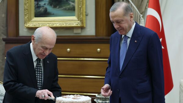 Cumhurbaşkanı Erdoğan, Cumhurbaşkanlığı Külliyesi'nde kabul ettiği Bahçeli'nin yeni yaşını üç hilalli pastayla kutladı. - Sputnik Türkiye