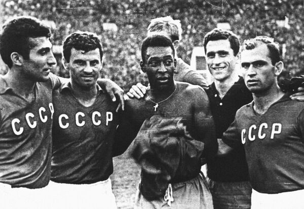 Pele ve SSCB oyuncuları, Moskova, 1965 - Sputnik Türkiye