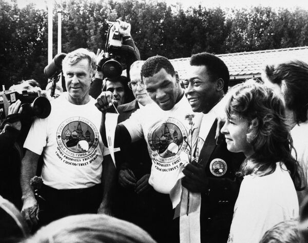 Mike Tyson ve Pele, SSCB&#x27;nin ilk golf tesisi açılışına birlikte katıldı. Moskova, 1988 - Sputnik Türkiye