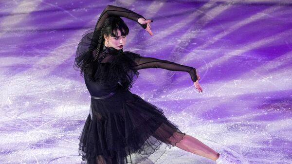 Rus artistik patenci Kamila Valiyeva, Jenna Ortega'nın viral olan 'Wednesday' dansını buz üzerinde canlandırdı. - Sputnik Türkiye