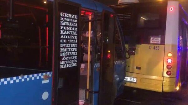 Kartal’da yolcu minibüsünün önünde seyreden İETT otobüsüne arkadan çarpması sonucu 7 yolcu yaralandı. - Sputnik Türkiye
