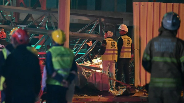 İzmir'in Bornova ilçesinde 32 katlı bir inşaatta vinç devrildi. 4 kişinin hayatını kaybettiği kazada kayıp 2 kişinin cesetlerine ulaşıldı. Kazada can kaybı 6'ya yükseldi. - Sputnik Türkiye