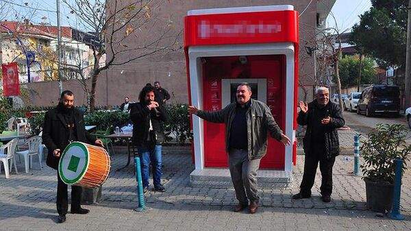 Mahalleye kurulan ATM'yi davul zurnayla karşıladılar - Sputnik Türkiye
