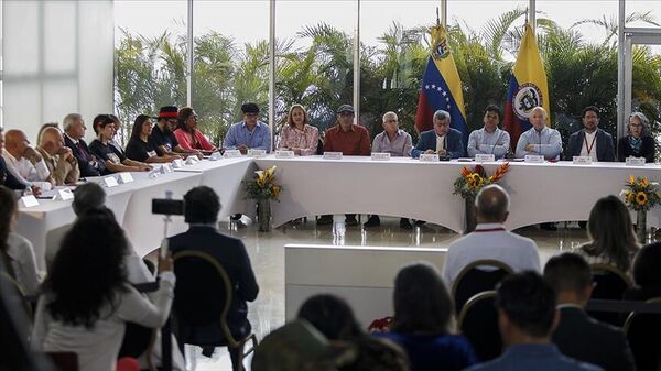 Kolombiya Cumhurbaşkanı Petro, silahlı isyancı örgüt Ulusal Kurtuluş Ordusu (ELN) ve diğer 4 silahlı grupla 6 aylık ateşkes sağlandığını duyurdu. - Sputnik Türkiye