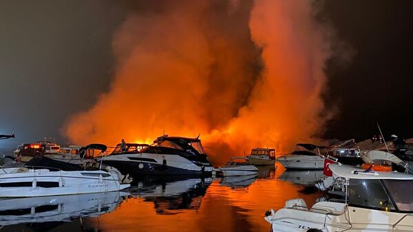 İstanbul Caddebostan yat limanında elektrik kontağından kaynaklı yangın meydana geldi. Olay yerine gelen itfaiye ekipleri yangına müdahale etti. Olayda can kaybı ve yaralı olmadığı öğrenilirken 6 tekne yangından ötürü kullanılamaz hale geldi. - Sputnik Türkiye