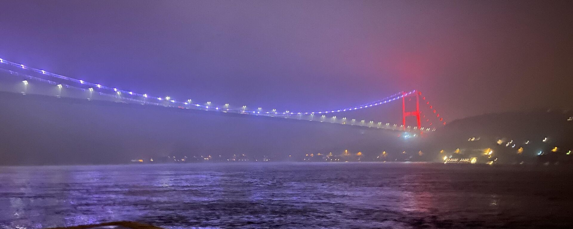 İstanbul Boğazı'nda dün sabah başlayan yoğun sis etkisini sürdürüyor. Şehir Hatları tarafından bazı seferlerin iptal edildiği duyuruldu. - Sputnik Türkiye, 1920, 05.01.2023