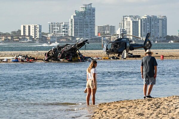 Queensland polisi tarafından kazaya ilişkin yapılan açıklamada, bir helikopterin iniş yaptığı diğer helikopterin ise kalkış yaptığı esnada kazanın meydana geldiği belirtildi. Olayla ilgili soruşturma başlatıldı. - Sputnik Türkiye