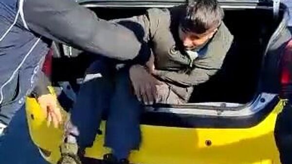 Rize'de polis ekipleri tarafından durdurulan bir ticari takside 8 kaçak göçmen yakalandı - Sputnik Türkiye