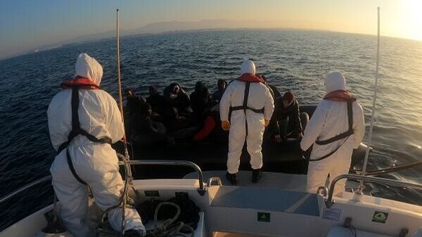 Balıkesir'in Ayvalık ilçesi açıklarında yasa dışı yollarla yurt dışına çıkmaya çalışan 24 kaçak göçmen yakalandı. Sahil Güvenlik botu TCSG-8 tarafından durdurulan lastik bottaki yabancı uyruklu göçmenler karaya çıkarılarak işlemleri için Balıkesir Göç İdaresi Müdürlüğüne götürüldü. - Sputnik Türkiye