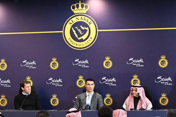 Geçtiğimiz günlerde Al Nassr takımıyla anlaşma sağladığı açıklanan Cristiano Ronaldo, imza töreni için Suudi Arabistan’a geldi. Eşi ve çocuklarıyla birlikte kulüp binasına gelen Portekizli yıldız, ilk olarak basın toplantısında açıklamalarda bulundu. - Sputnik Türkiye