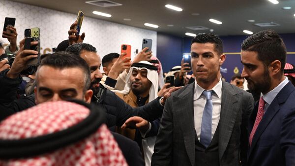 Cristiano Ronaldo, görkemli bir törenle Al Nassr’a imza attı - Sputnik Türkiye