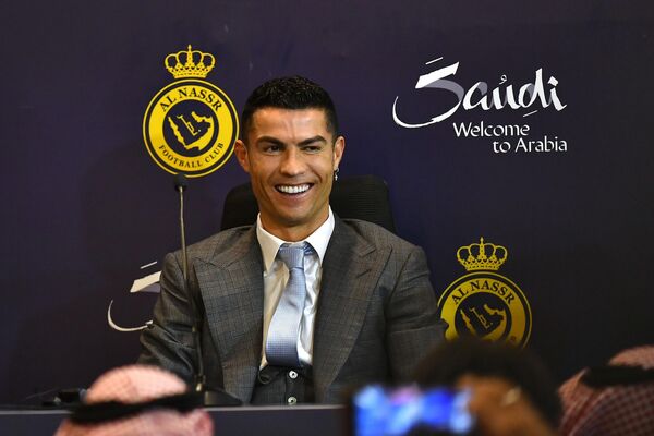 Işık gösterisi altında tribünleri dolduran binlerce taraftarı selamlayan Portekizli, objektiflere poz verirken, imzaladığı topları taraftarlara attı.Ronaldo&#x27;nun basın açıklamasının en başında yaşadığı bir dil sürçmesi ise haberlere konu oldu. Suudi Arabistan demek yerine yanlışlıkla Güney Afrika diyen Ronaldo, &quot;Güney Afrika&#x27;ya  gelmek kariyerimin sonu değil. İnsanların neler söylediği gerçekten umurumda değil. Ben kararımı verdim. Burada olmaktan gerçekten mutluyum&quot; ifadelerini kullandı. - Sputnik Türkiye