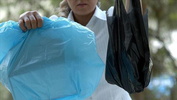 Kararı destekleyenler temel gerekçe olarak çevrenin korunmasını gösterirken eleştirenler ise plastik poşetin alışverişte pratik olduğunu savunuyor.Alışverişe gelen Sevil Beştaş, kararın çevre açısından yerinde olduğunu belirterek &quot;Poşetler çevrede uçuşuyor. Bu defa hediye olduğu için naylon torba kullandım. Genelde ben bez çanta ile alışverişe giderim. Bizim bez çantalarımız var, onları kullanırız. Çok iyi olur.&quot; dedi. - Sputnik Türkiye