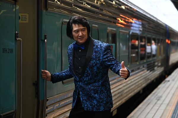 Avustralya Bölgesel Karayolu ve Ulaştırma Bakanı Sam Farraway, 2004&#x27;ten bu yana New South Wales (NSW) TrainLink&#x27;in özel markalı bir XPT ile gidiş ve dönüş seyahati için Elvis Festivali&#x27;ni desteklediğini belirtti. - Sputnik Türkiye