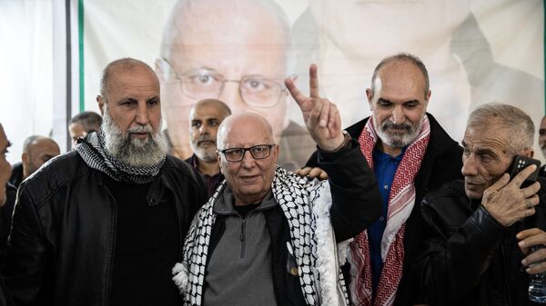 Ömrünün 40 yılını İsrail hapishanelerinde geçiren Filistinli Kerim Yunus serbest bırakıldı. - Sputnik Türkiye