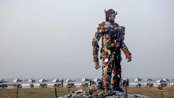 Bangladeş'te plastik atıklardan yapılan 13 metre uzunluğunda canavar heykeli - Sputnik Türkiye