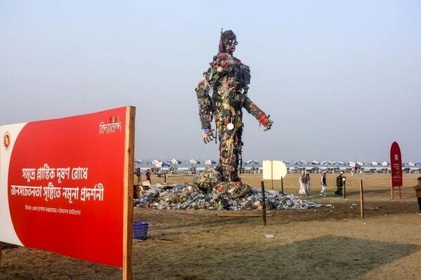 Bangladeş'te plastik atıklardan yapılan 13 metre uzunluğunda canavar heykeli - Sputnik Türkiye