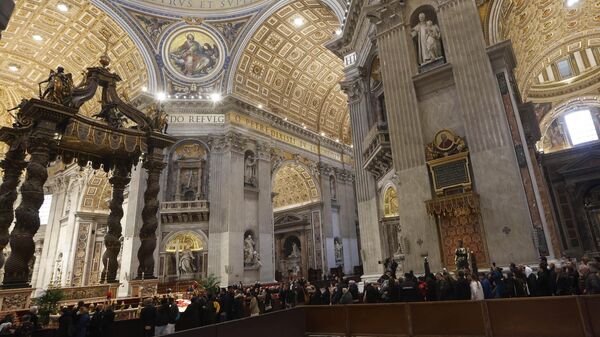 Vatikan'da 31 Aralık'ta vefat eden 95 yaşındaki Emerit Papa 16. Benedict, San Pietro Meydanı'nda düzenlenen cenaze töreninin ardından San Pietro Bazilikası'nın altında bulunan ve diğer eski papaların gömülü olduğu mezarlar odasında defnedildi. - Sputnik Türkiye