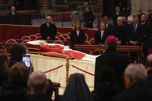 Yaklaşık 1,5 saat süren cenaze töreninin ardından 16. Benedict'in naaşı San Pietro Bazilikası'ndaki papalık mezarlar odasına götürüldü. - Sputnik Türkiye