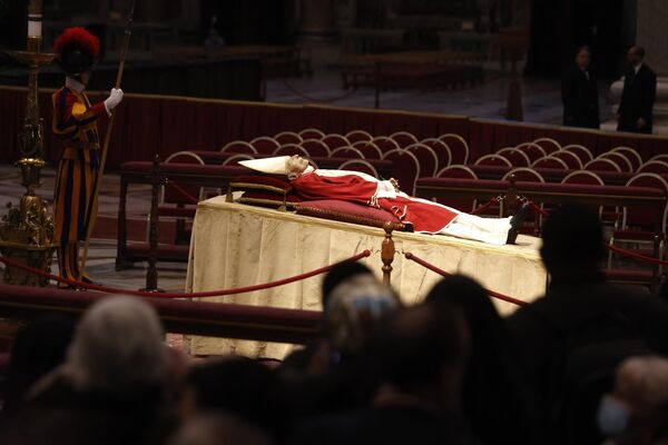 Vatikan'da 2005-2013 yıllarında papalık görevini yürüten Joseph Ratzinger, Katolik Kilisesinin modern tarihinde istifa eden ilk papa olarak tarihe geçti. - Sputnik Türkiye