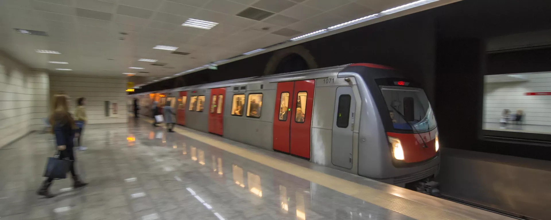 Ankara Büyükşehir Belediyesi (ABB), yılbaşı akşamı şehrin birçok noktasında hizmet verecek. Metro ve Ankaray işletmelerinin son sefer saatlerine uygun olarak 43 metro ring güzergahında saat 02.30'a kadar 88 ilave servis, 28 gece servisi güzergahında saat 03.00'e kadar 28 ilave servis olmak üzere toplam 116 ilave servisle hizmet sunacak.
 - Sputnik Türkiye, 1920, 30.04.2025