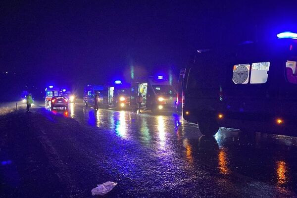 Diyarbakır’da özel bir firmaya ait şehirlerarası otobüs devrildi. İlk belirlemelere göre; şoför ile birlikte 29 yolcusu olan otobüste 1’i bebek 5 kişi öldü, 23 kişi yaralandı. - Sputnik Türkiye