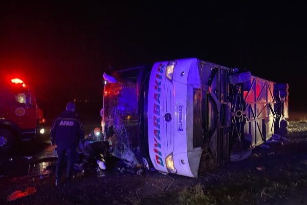 Diyarbakır’da özel bir firmaya ait şehirlerarası otobüs devrildi. İlk belirlemelere göre; şoför ile birlikte 29 yolcusu olan otobüste 1’i bebek 5 kişi öldü, 23 kişi yaralandı. - Sputnik Türkiye