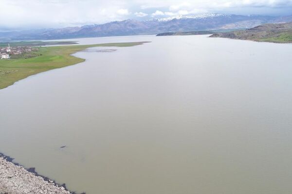 Türkiye’nin önemli barajlarından Keban Baraj Havzası ile onu besleyen Murat Nehri, yaşanan kuraklıkla beraber adeta ufak bir dereye döndü.  - Sputnik Türkiye