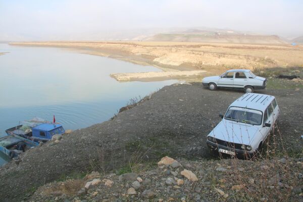 Türkiye’nin önemli barajlarından Keban Baraj Havzası ile onu besleyen Murat Nehri, yaşanan kuraklıkla beraber adeta ufak bir dereye döndü.  - Sputnik Türkiye