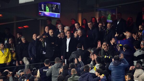 Galatasaray’a karşı aldıkları 3-0’lık derbi mağlubiyetinin ardından taraftarlardan özür dileyen Fenerbahçe Başkanı Ali Koç, “Önemli bir 3 puan kaybettik ama dünyanın sonu değil” dedi. - Sputnik Türkiye