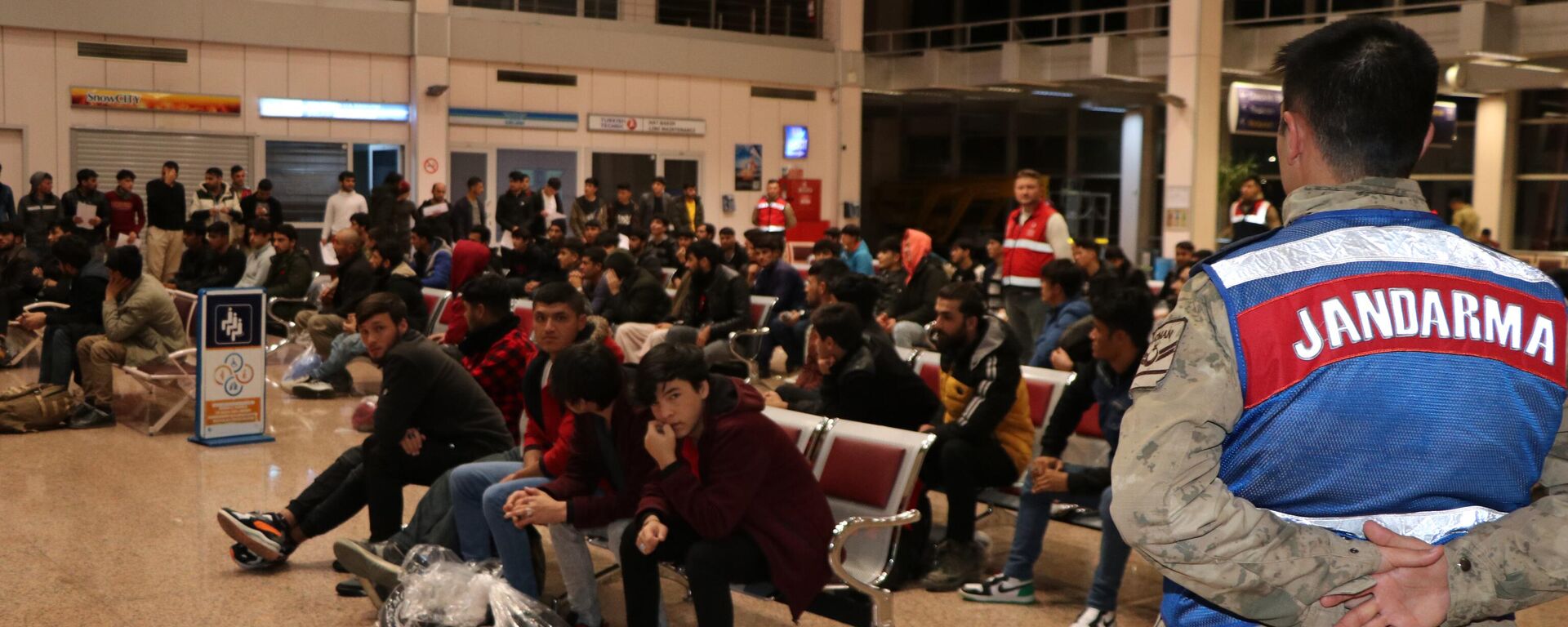 Türkiye'ye yasa dışı yollarla giren Afganistan uyruklu 272 kaçak göçmen, Erzurum'dan ülkelerine gönderildi. - Sputnik Türkiye, 1920, 25.02.2023