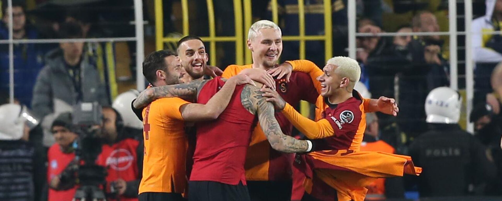 Galatasaray derbi sonrası soyunma odasından sevinç görüntülerini paylaştı - Sputnik Türkiye, 1920, 09.01.2023