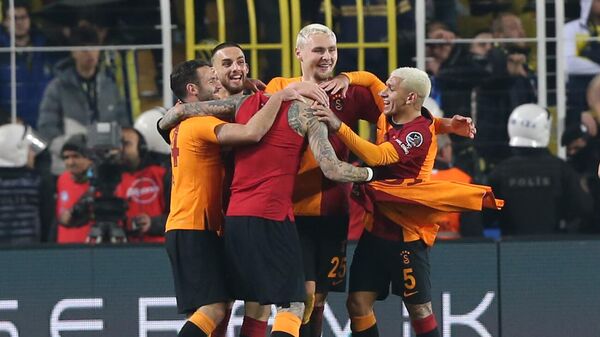 Galatasaray derbi sonrası soyunma odasından sevinç görüntülerini paylaştı - Sputnik Türkiye
