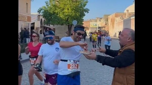 Adana'da maraton koşucularına su yerine ciğer şiş verildi - Sputnik Türkiye