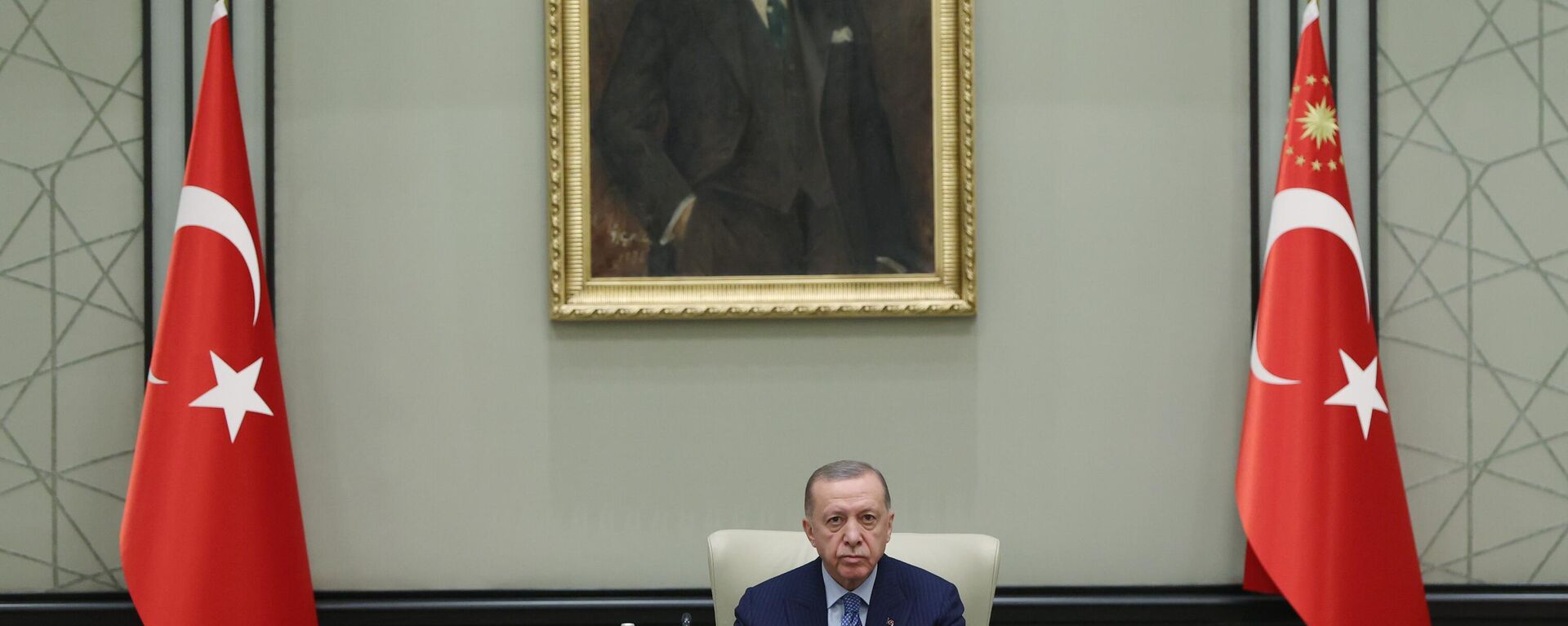 - Cumhurbaşkanlığı Kabinesi, Cumhurbaşkanı Recep Tayyip Erdoğan başkanlığında Beştepe'de toplandı.
 - Sputnik Türkiye, 1920, 06.02.2023