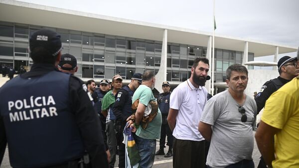 Brezilya'da, Devlet Başkanlığını Luiz İnacio Lula da Silva'nın kazanmasının ardından ordu karargahları önünde çadır kuran eski Brezilya Devlet Başkanı Jair Bolsonaro yanlısı 1200 kişi gözaltına alındı. - Sputnik Türkiye