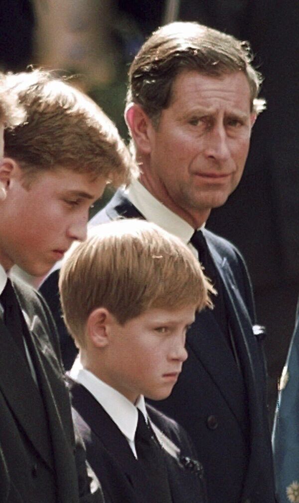 Şu anda iki çocuk babası olan Harry, dünyaya geldiğinde babası Kral 3. Charles&#x27;ın eşi Prenses Diana&#x27;ya söylediklerini 20 yaşındayken öğrendiğini dile getirdi. İddiaya göre Kral 3. Charles, Harry&#x27;nin dünyaya geldiği gün eşi Prenses Diana&#x27;ya &quot;Harika! Bana bir varis ve bir de yedeğini verdin. İşimi tamamladım&quot; demişti. - Sputnik Türkiye